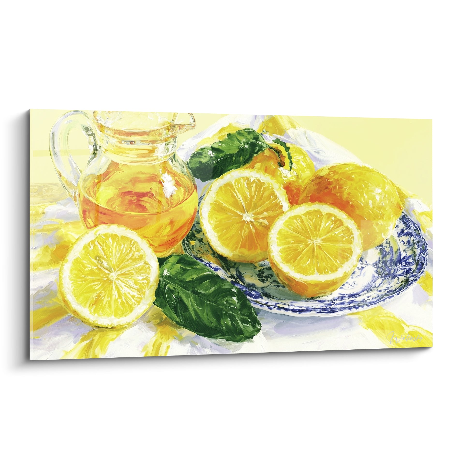 Citrons jaunes coupés sur assiette bleu porcelaine, carafe ambrée et feuilles vertes de basilic
