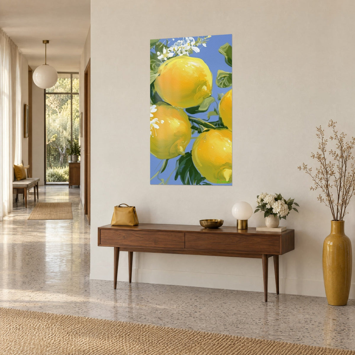 Tableau grappe de citrons mûrs, jaune soleil et bleu pervenche, feuilles vert sombre, au-dessus d'une console en bois