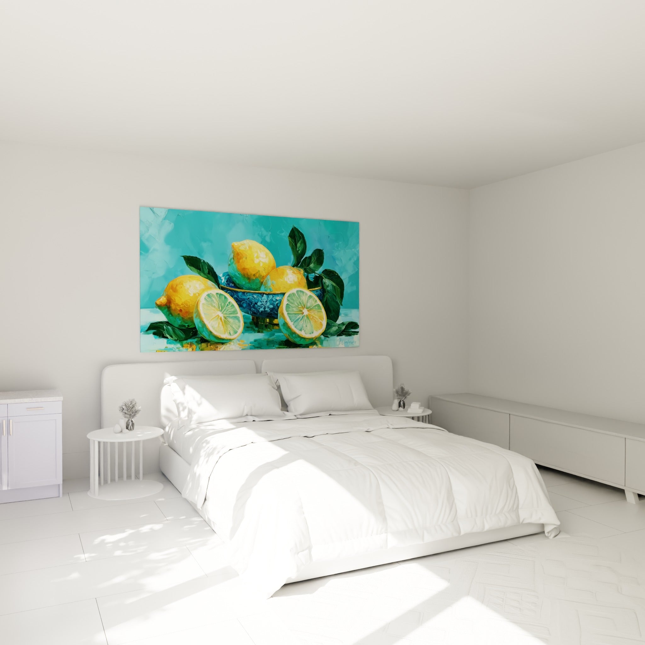 Bol de citrons jaunes et feuilles vertes sur fond turquoise, accroché au-dessus d'un lit dans une chambre claire.