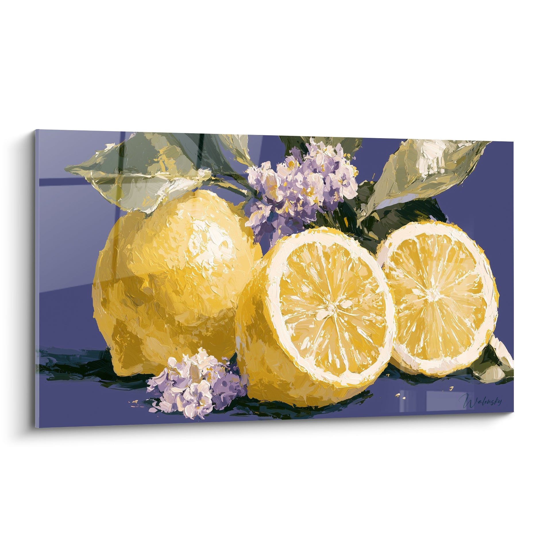 Citrons jaunes entiers et tranchés sur fond bleu lavande, touches de fleurs mauves et feuilles vertes