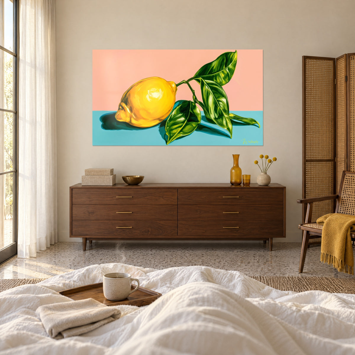 Gemälde leuchtend gelbe Frucht und dunkelgrüne Blätter auf lagunenblauer Fläche, pfirsichrosa Hintergrund, über einem Bett in einem hellen Schlafzimmer