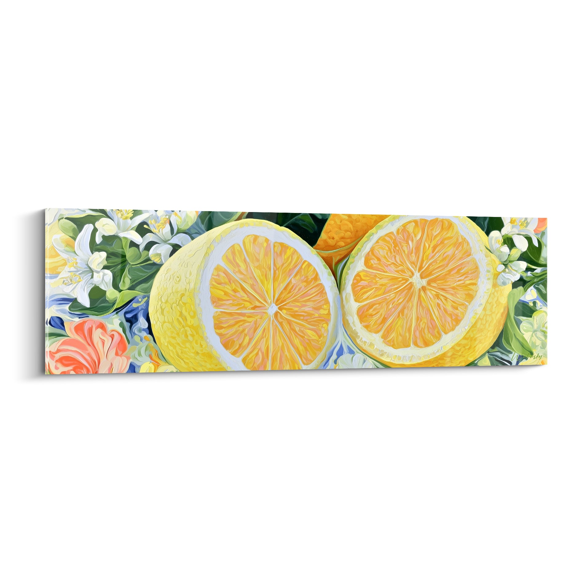 Citron jaune coupé en deux à la chair orange vive, entouré de fleurs blanches et corail