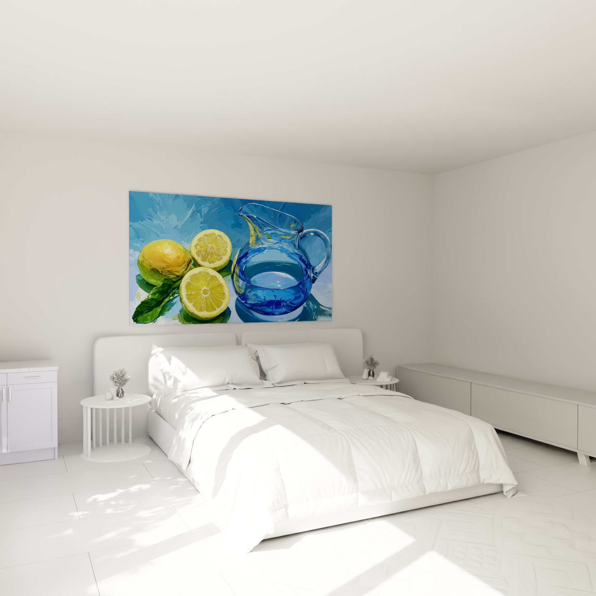 Citrons dorés et carafe bleu profond peints au couteau, au-dessus d'un lit dans une chambre claire