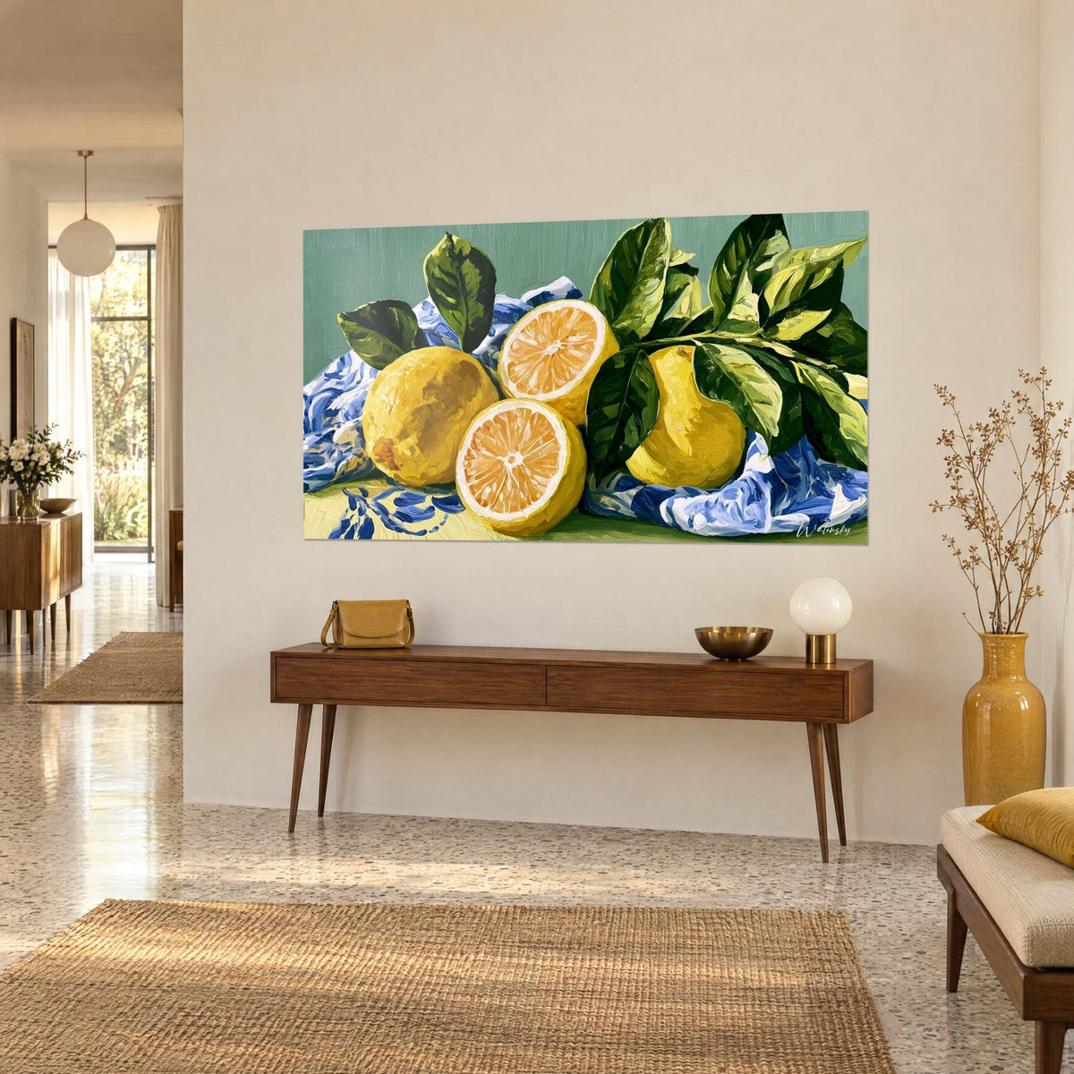 Tableau nature morte d'agrumes ensoleillés, feuilles vert sombre et tissu bleu cobalt, vue de trois-quarts sur une console en bois