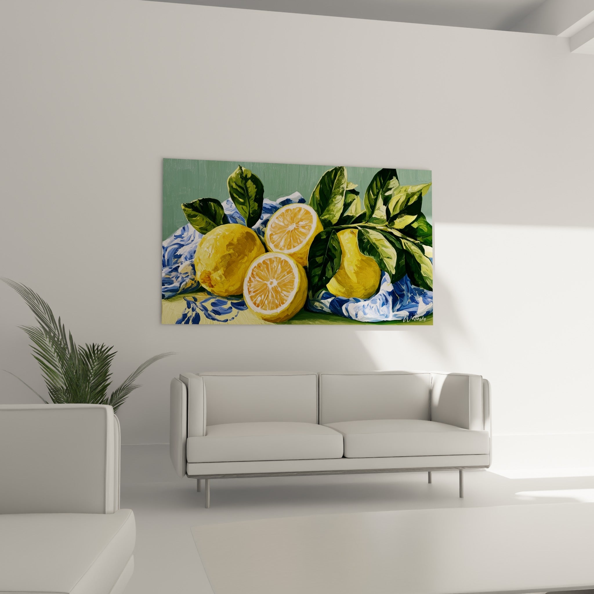Nature morte de citrons jaunes et bleu marine accrochée au-dessus d'un canapé dans un salon lumineux
