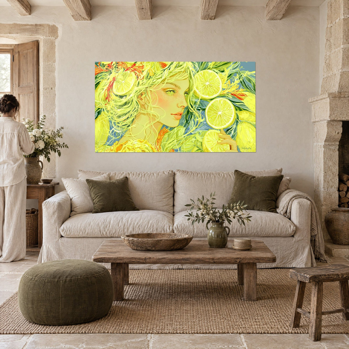 Tableau visage de jeune femme aux cheveux vert anis et tranches de citron jaune vif, au-dessus d'un canapé dans un salon lumineux