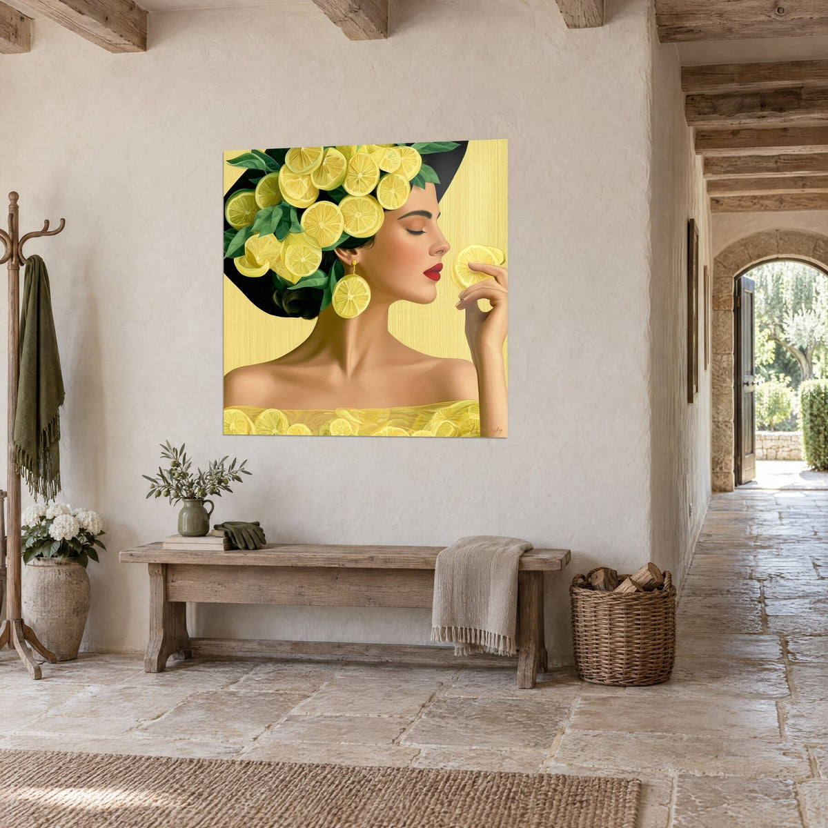 Tableau portrait de profil aux paupières closes, feuilles vert sombre et agrumes jaunes, vu de trois-quarts dans un couloir en pierre claire