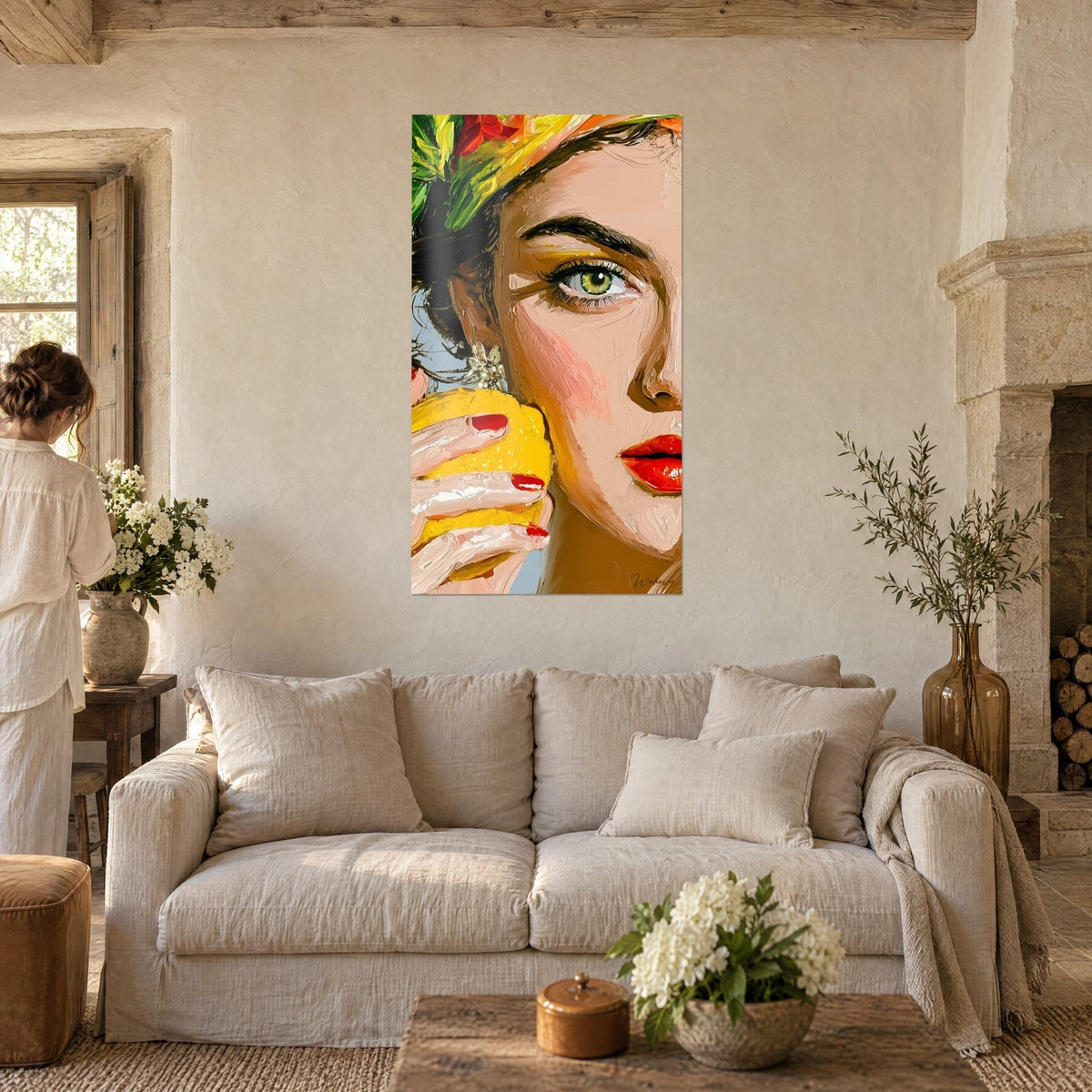 Quadro volto di donna dagli occhi verdi che stringe un limone giallo, labbra rosse, fiori vivaci, sopra un divano in un soggiorno luminoso