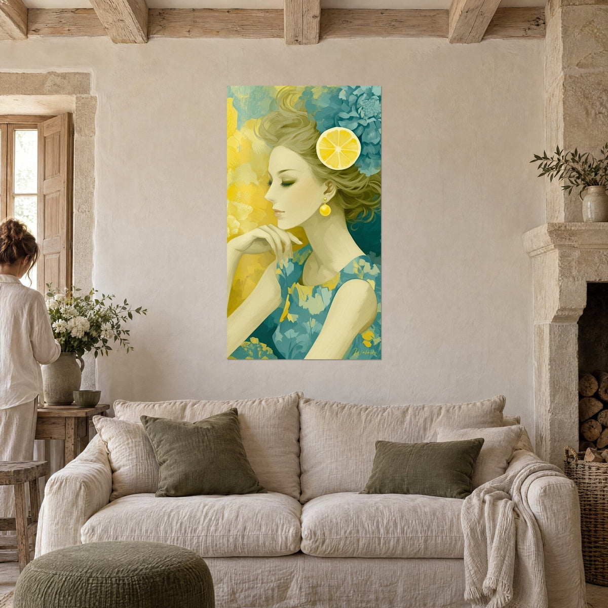 Quadro donna dal profilo sognante, fetta di limone tra i capelli, giallo e blu petrolio, sopra un divano in un soggiorno luminoso