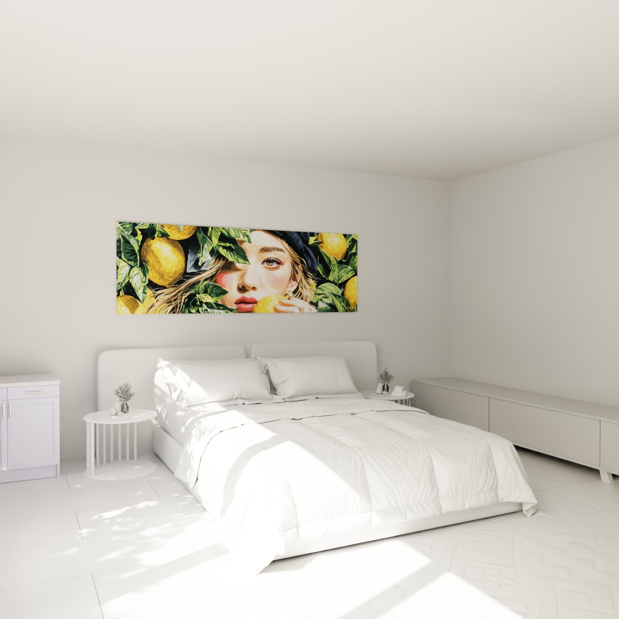 Visage féminin niché dans un feuillage de citronnier jaune et vert, accroché au-dessus d'un lit dans une chambre claire