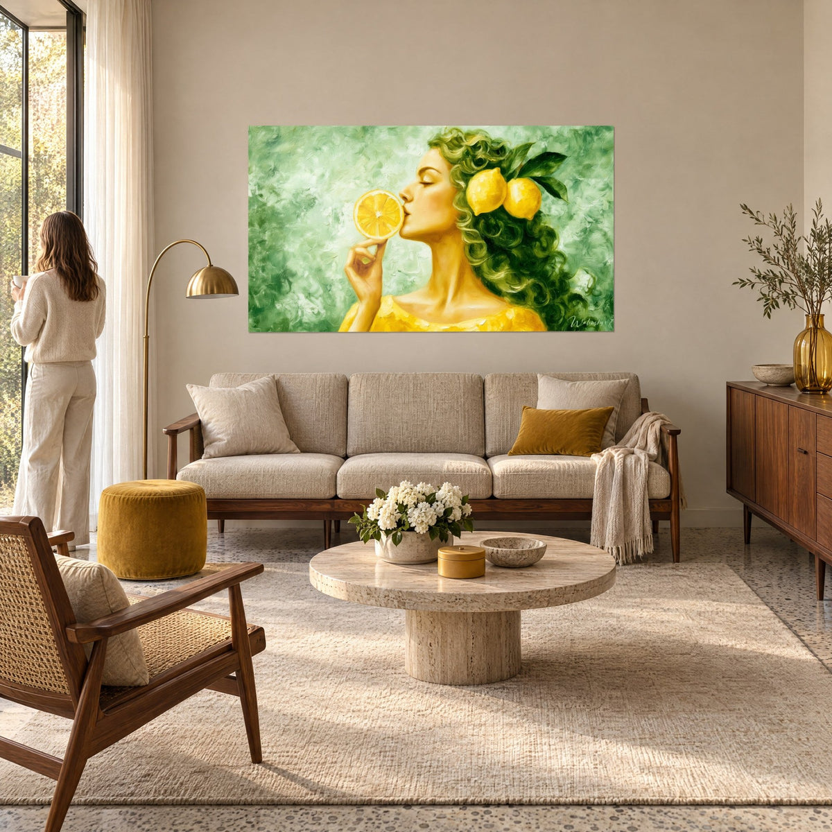 Quadro donna di profilo che bacia una fetta di limone, capelli verdi, abito giallo, sfondo verde, sopra un divano in un soggiorno luminoso