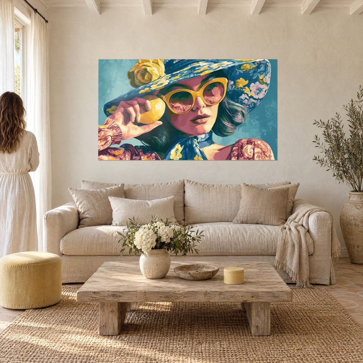 Gemälde Dame mit blau geblümtem Hut und gelbem Rosenstrauß, ockerfarbene Brille, über einem Sofa in einem hellen Wohnzimmer