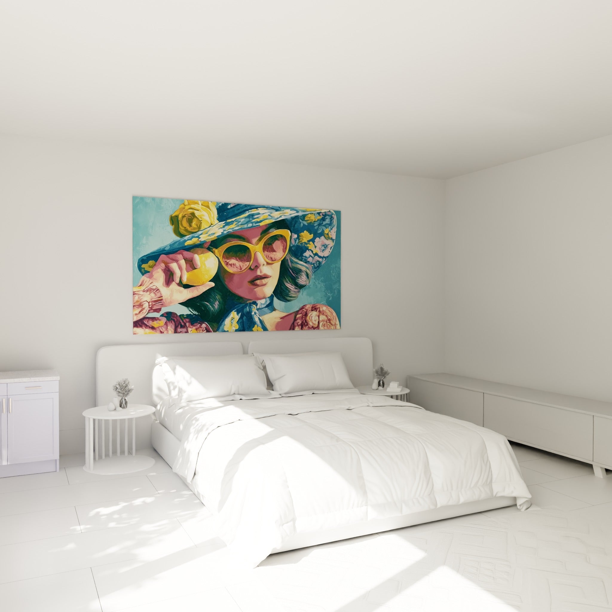 Portrait féminin fleuri bleu et jaune citron, accroché au-dessus d'un lit dans une chambre claire