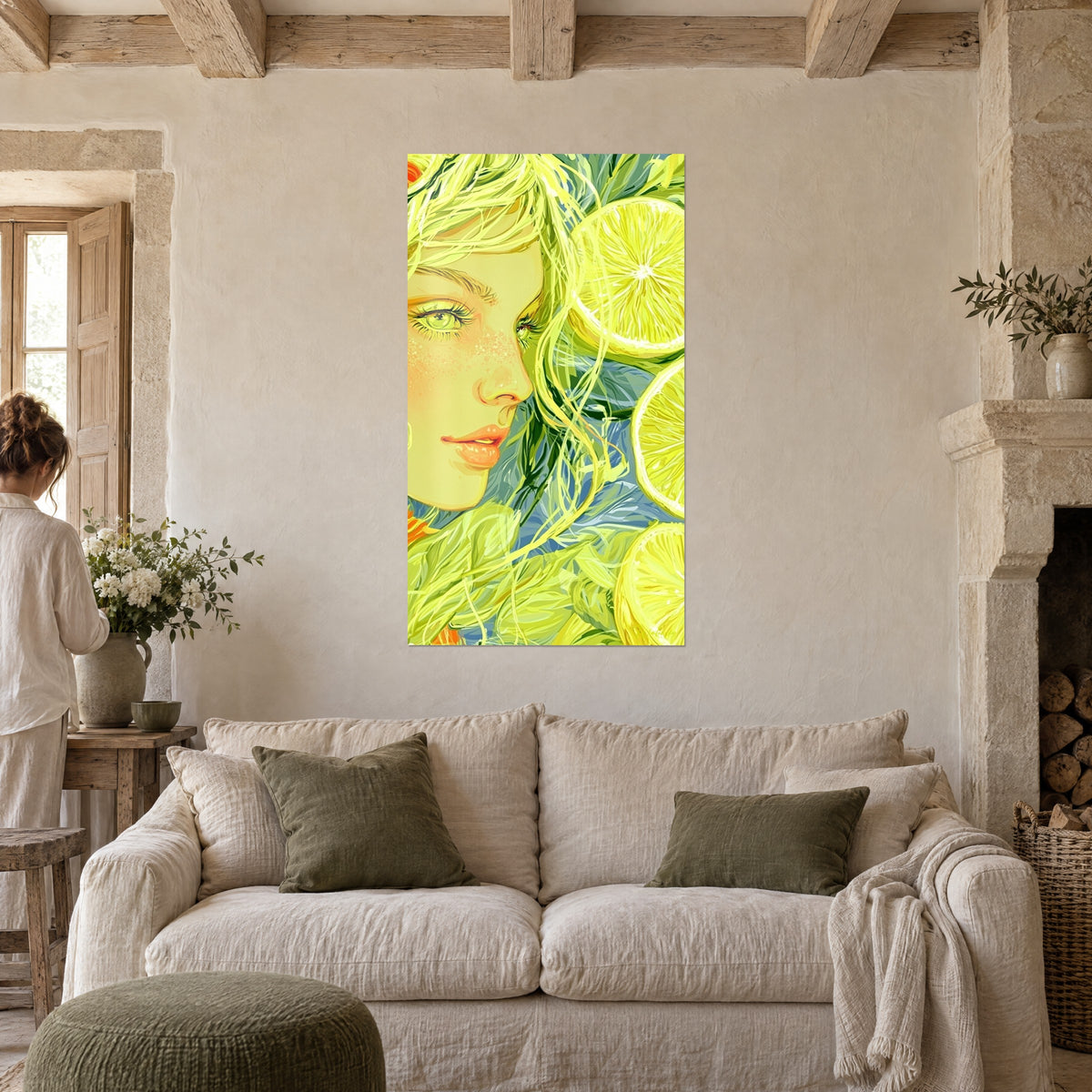 Quadro ritratto femminile con lentiggini, capelli giallo limone e fette di agrumi, sopra un divano in un soggiorno luminoso