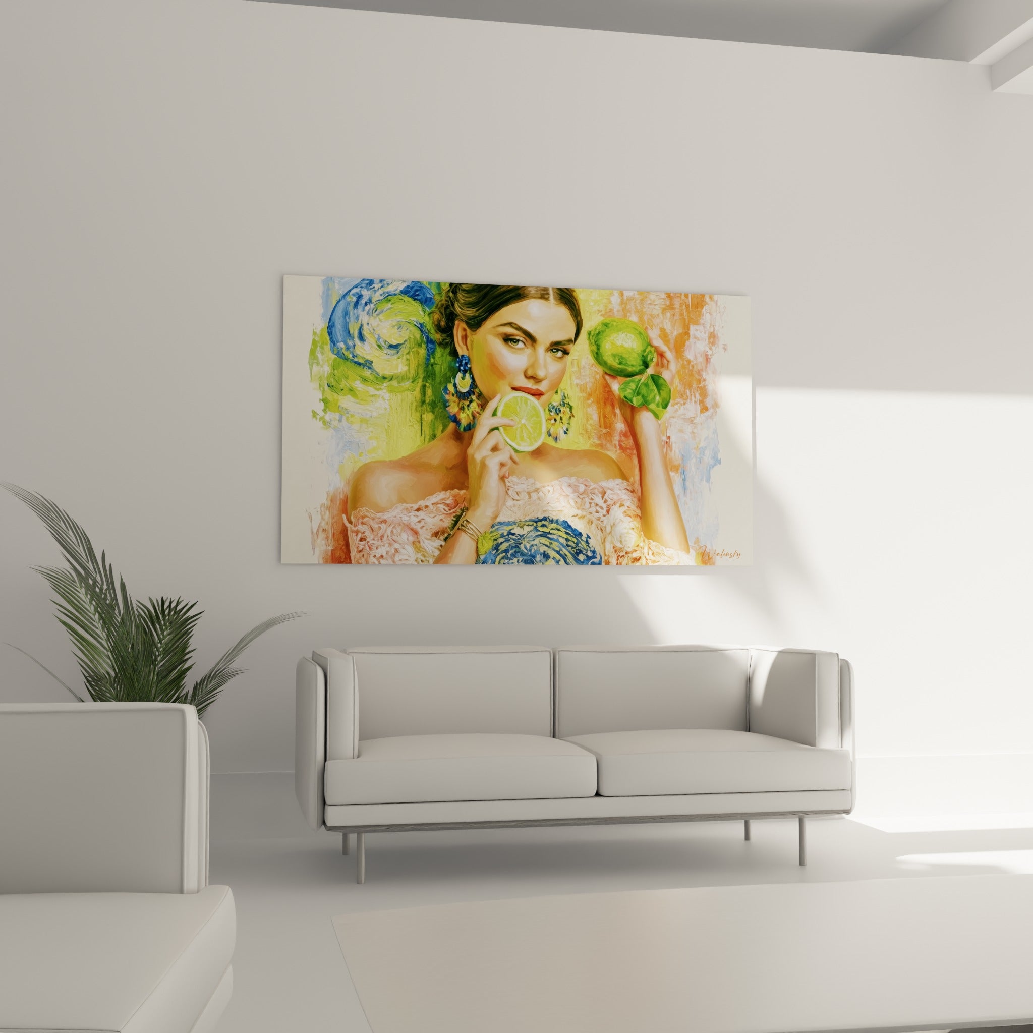 Femme élégante aux boucles d'oreilles colorées et citron vert, au-dessus d'un canapé dans un salon lumineux