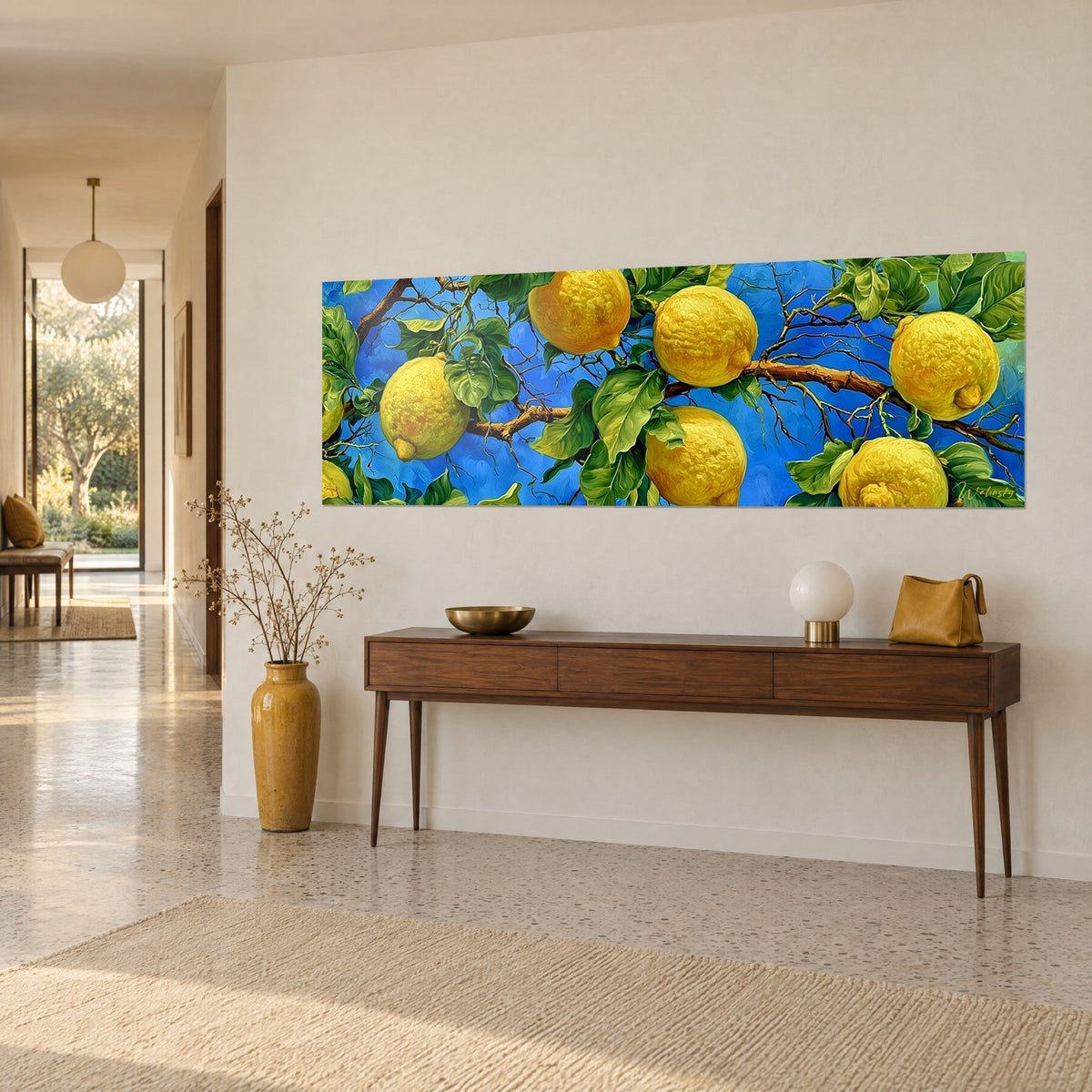 Tableau branche chargée de gros citrons dorés, ciel bleu outremer et feuillage vert, au-dessus d'une console en bois, vue de trois-quarts