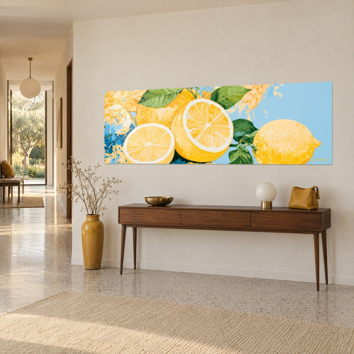 Tableau trois citrons coupés en deux, chair jaune pâle et feuilles vert profond, sur une console en bois de la maison années 50
