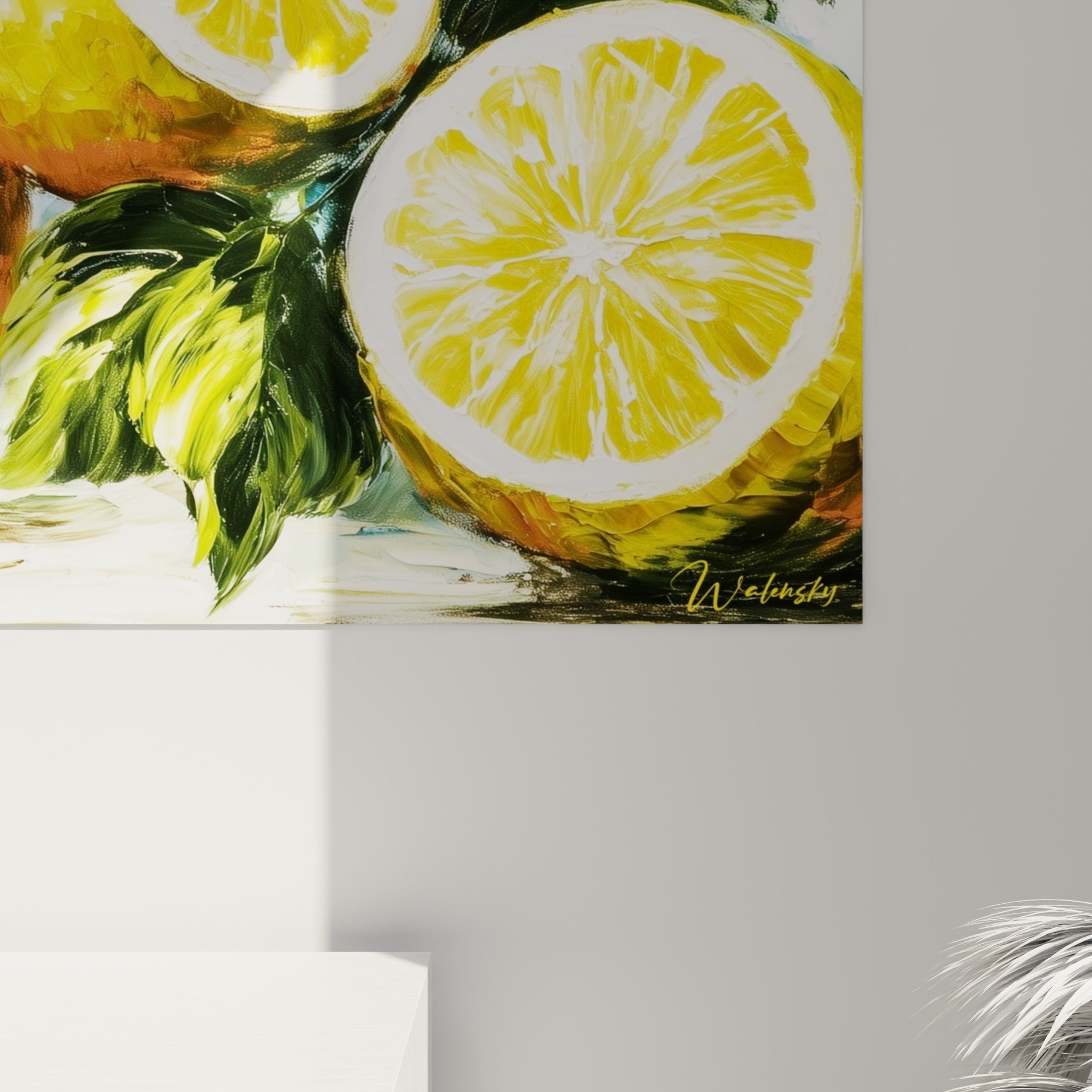 Détail des empâtements jaunes et orangés sur la pulpe d'un citron tranché, grain de peinture visible