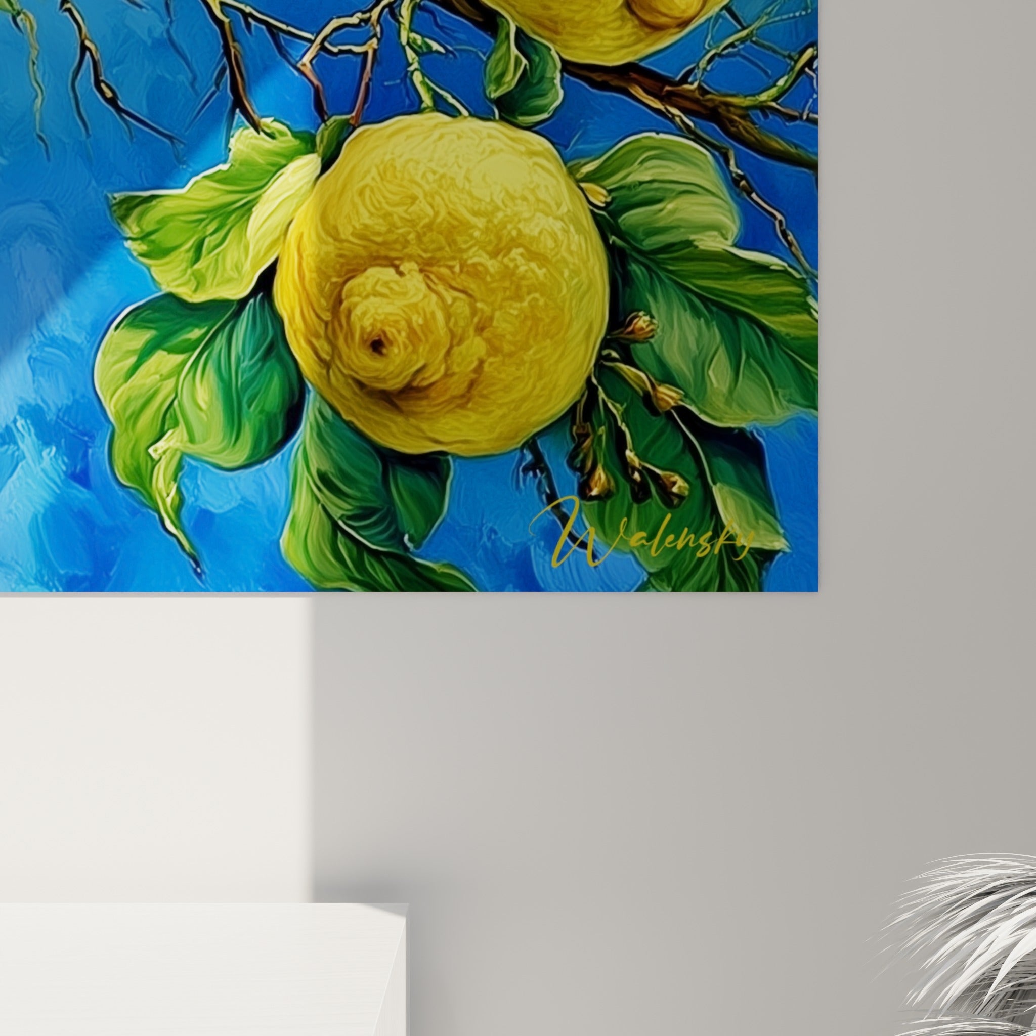 Empâtements dorés et coulures bleu profond visibles sur la texture peinte de ce tableau citronnier