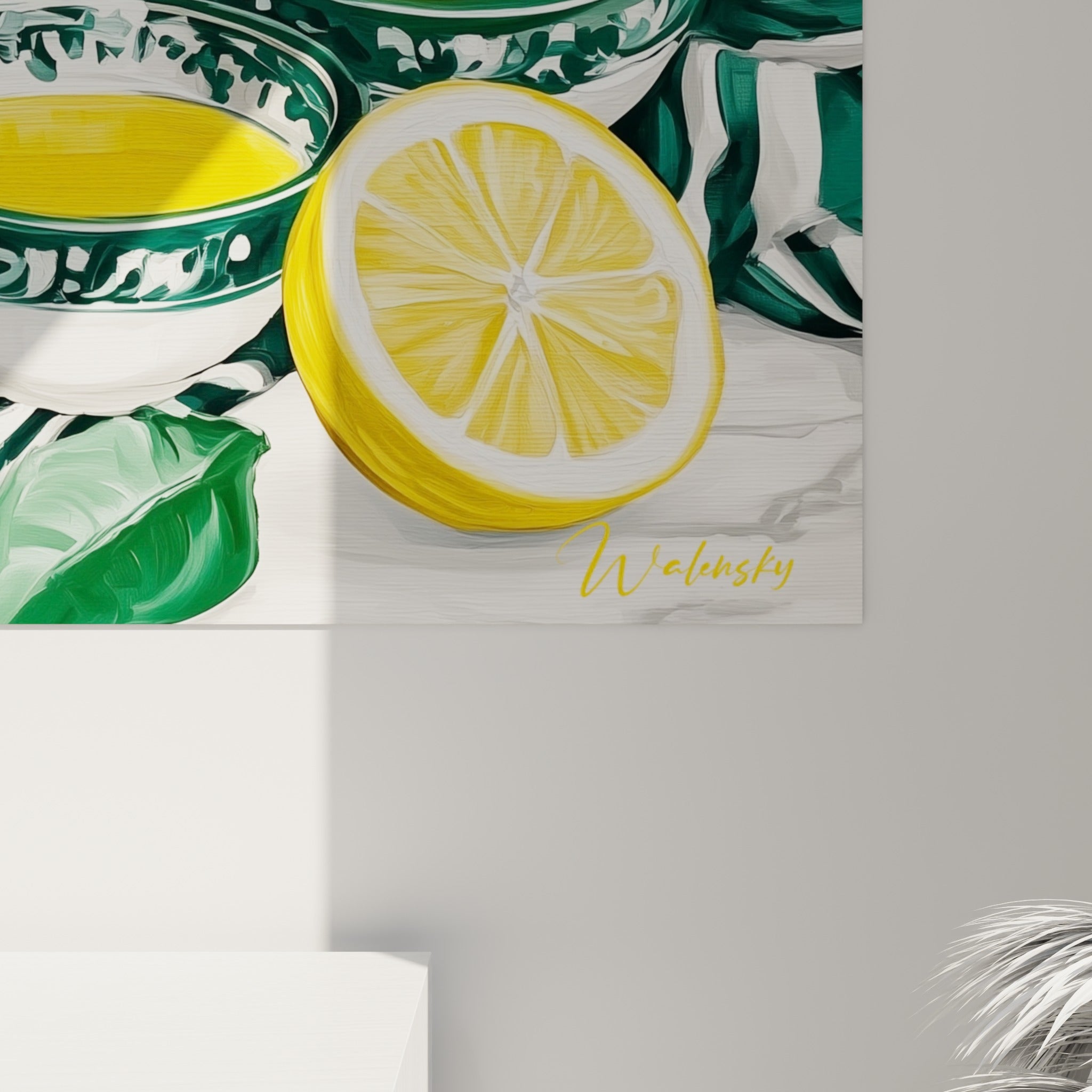 Les empâtements jaunes et verts du citron révèlent la texture picturale et les reflets métalliques argentés de près