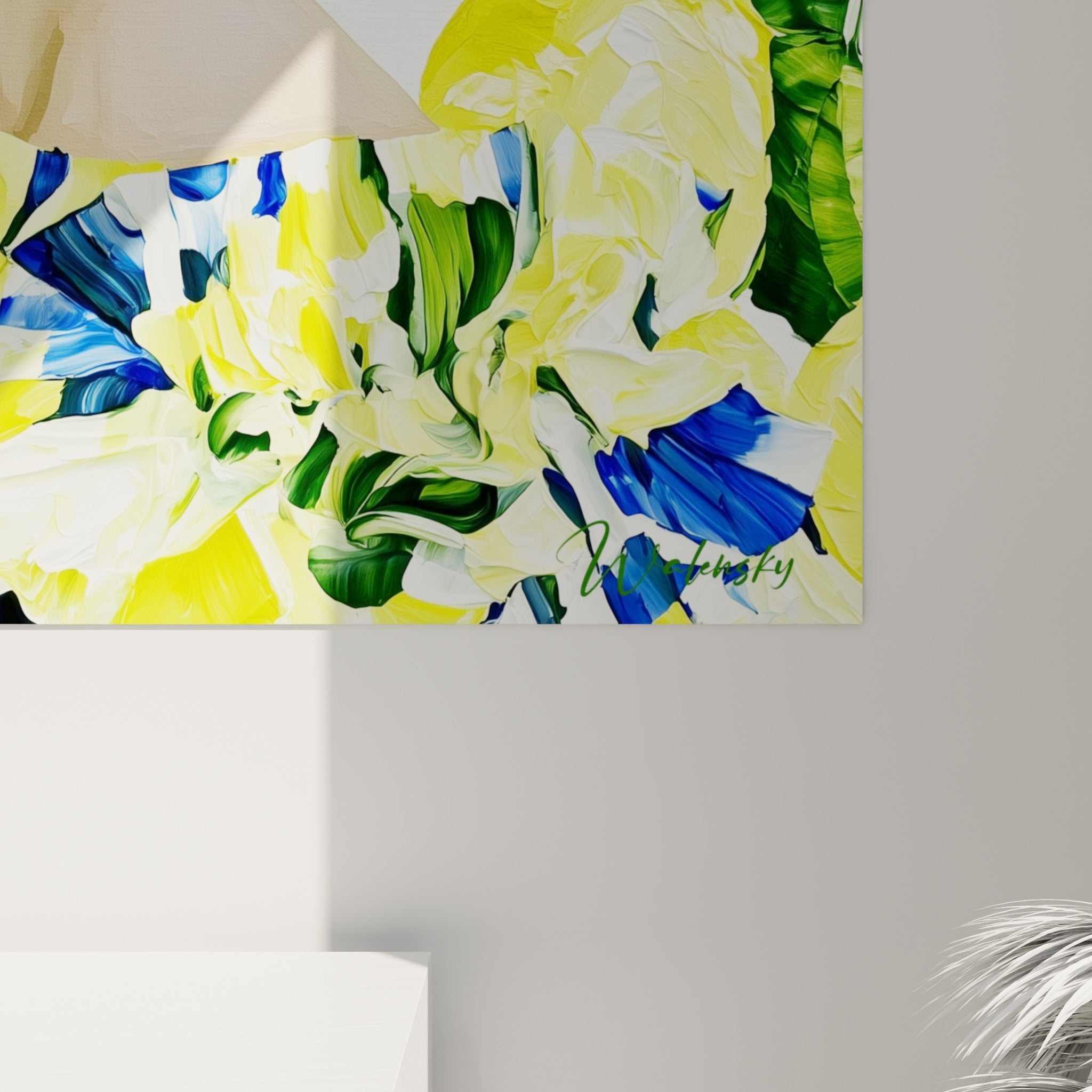 Empâtements jaune citron et bleu marine se mêlant au grain de la toile, coulures vertes sur le feuillage peint