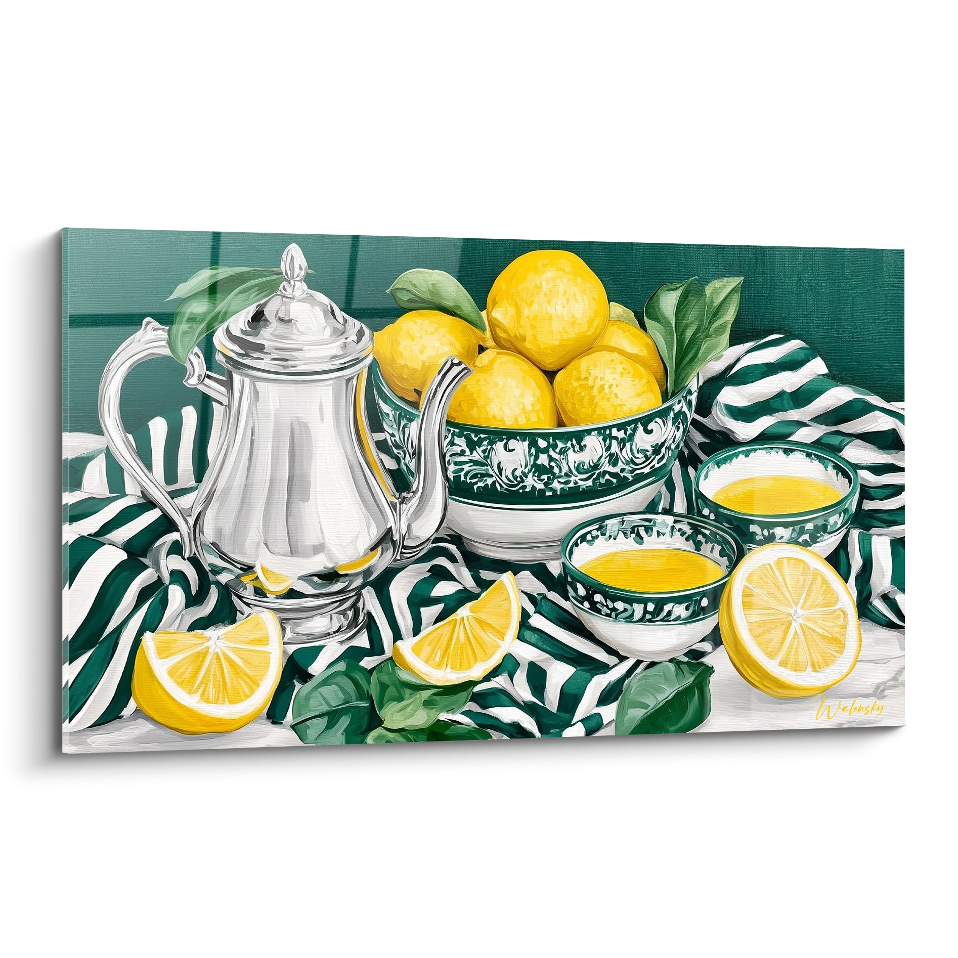 Citron jaune et théière argentée composent une nature morte sur linge rayé vert et blanc