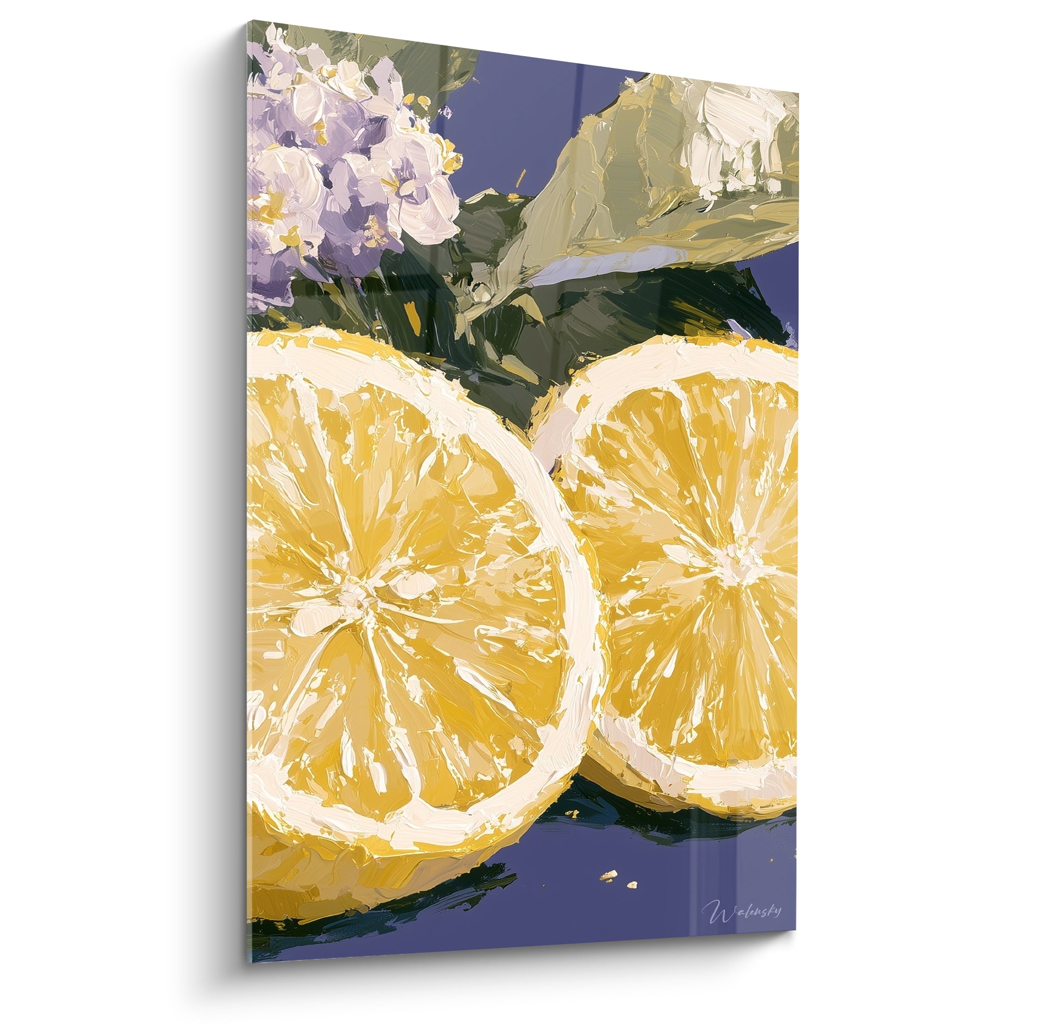 Citron tranché jaune doré et fleurs violettes sur fond bleu profond, peinture texturée expressive