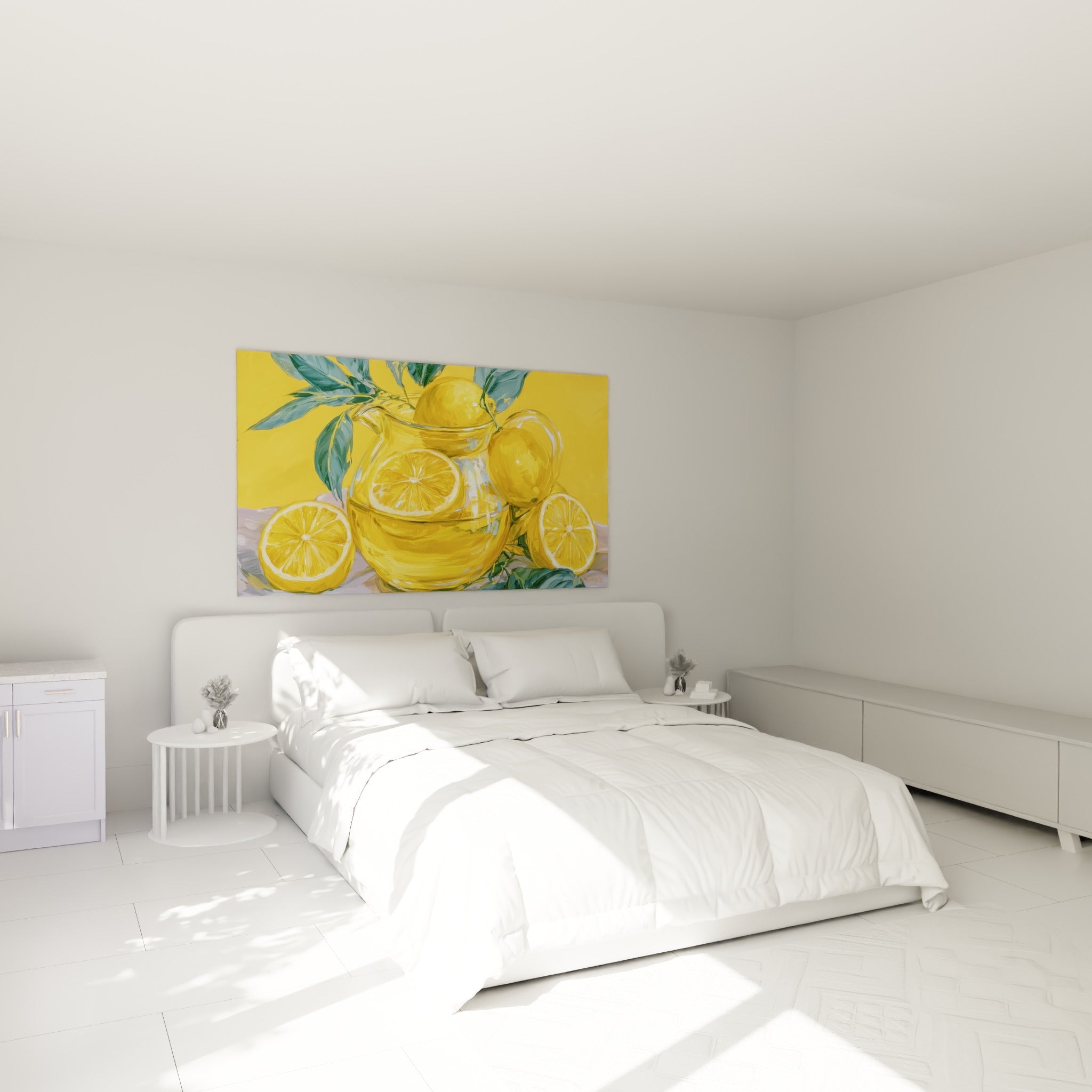 Carafe de citrons dorés et feuillage bleuté peints, accrochée au-dessus d'un lit dans une chambre claire
