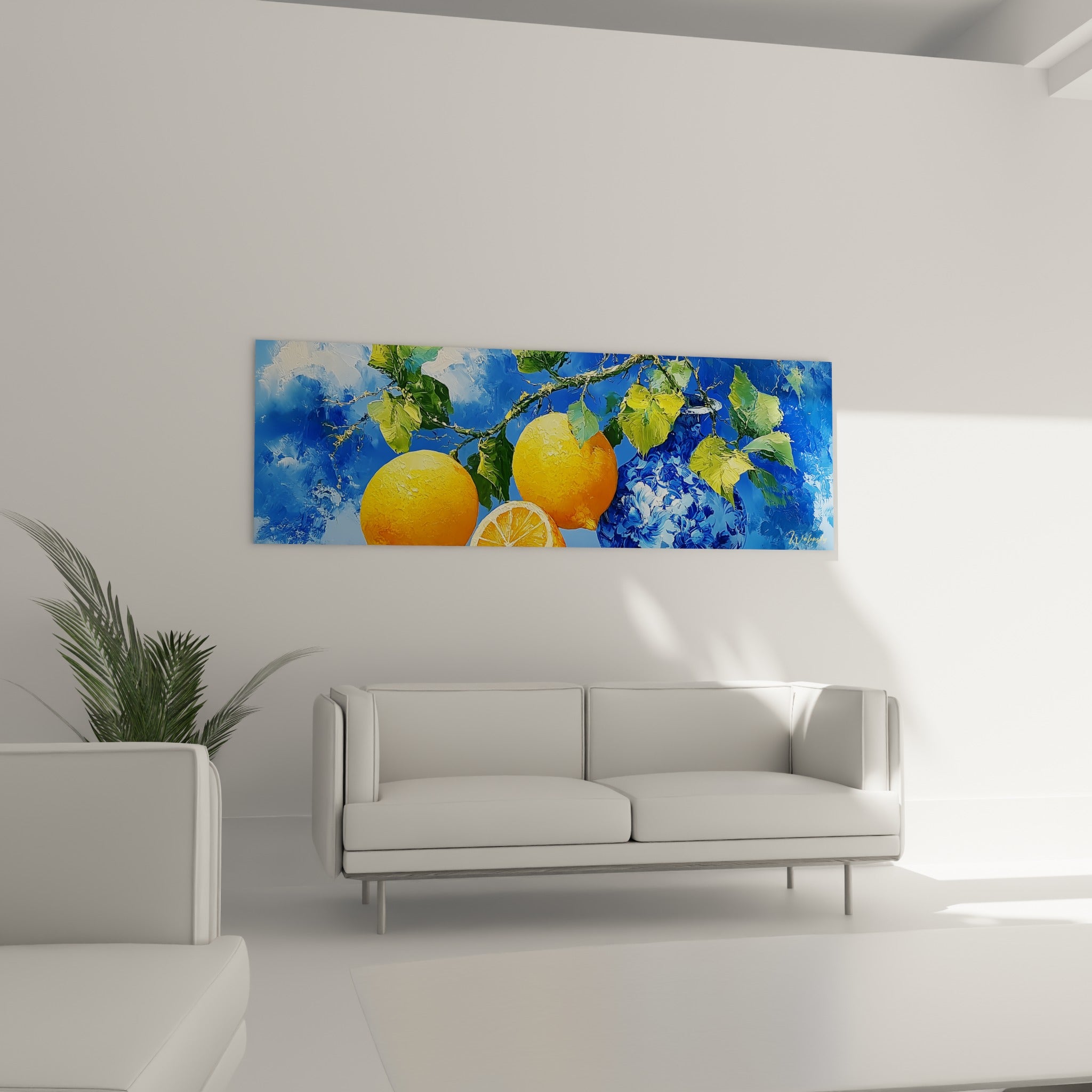 Vase bleu fleuri et citrons orangés en relief peints au-dessus d'un canapé dans un salon lumineux