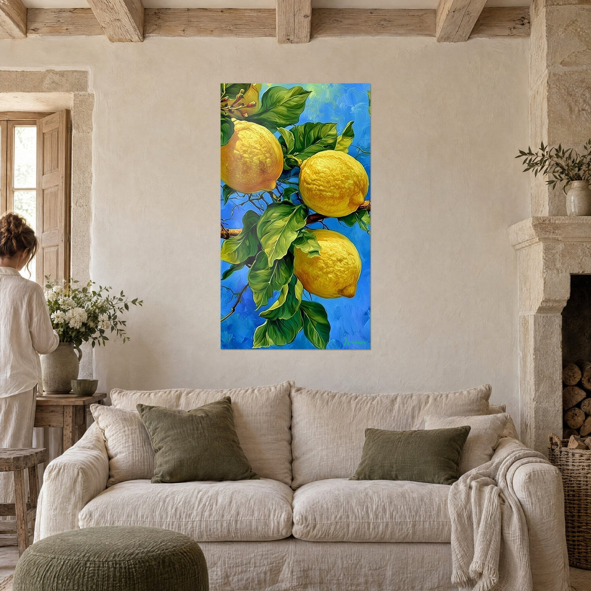 Tableau citronnier chargé de fruits jaunes sur ciel bleu cobalt, feuilles vertes, personne de dos, au-dessus d'un canapé dans un salon lumineux