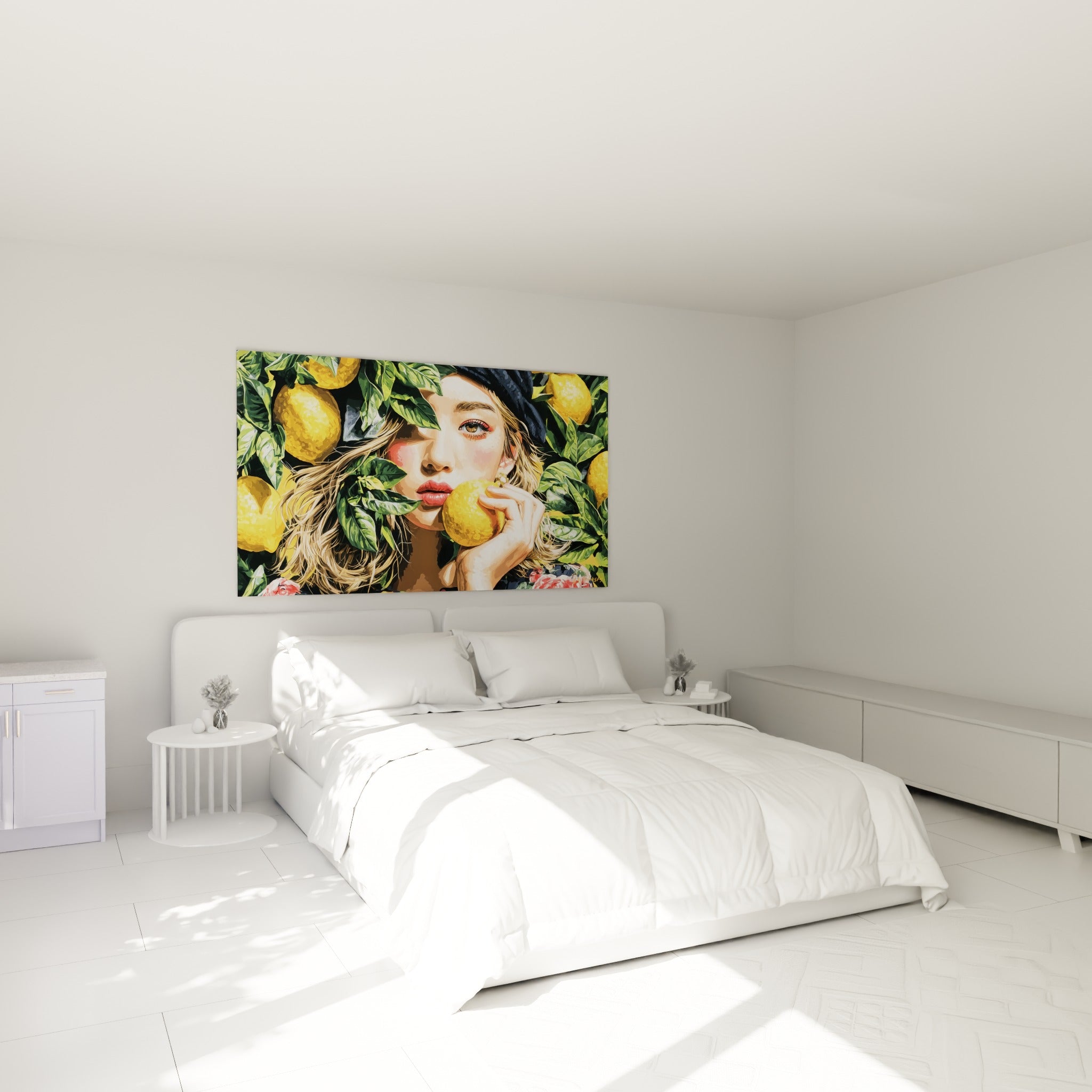 Portrait féminin aux citrons jaunes et feuillage vert accroché au-dessus d'un lit dans une chambre claire
