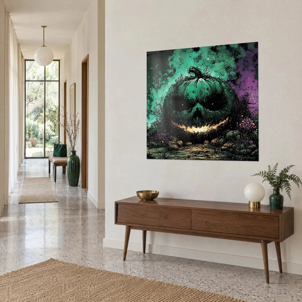 Tableau potiron monstrueux aux orbites noires, éclats vert émeraude et violet, accroché près d'une console en bois dans un couloir