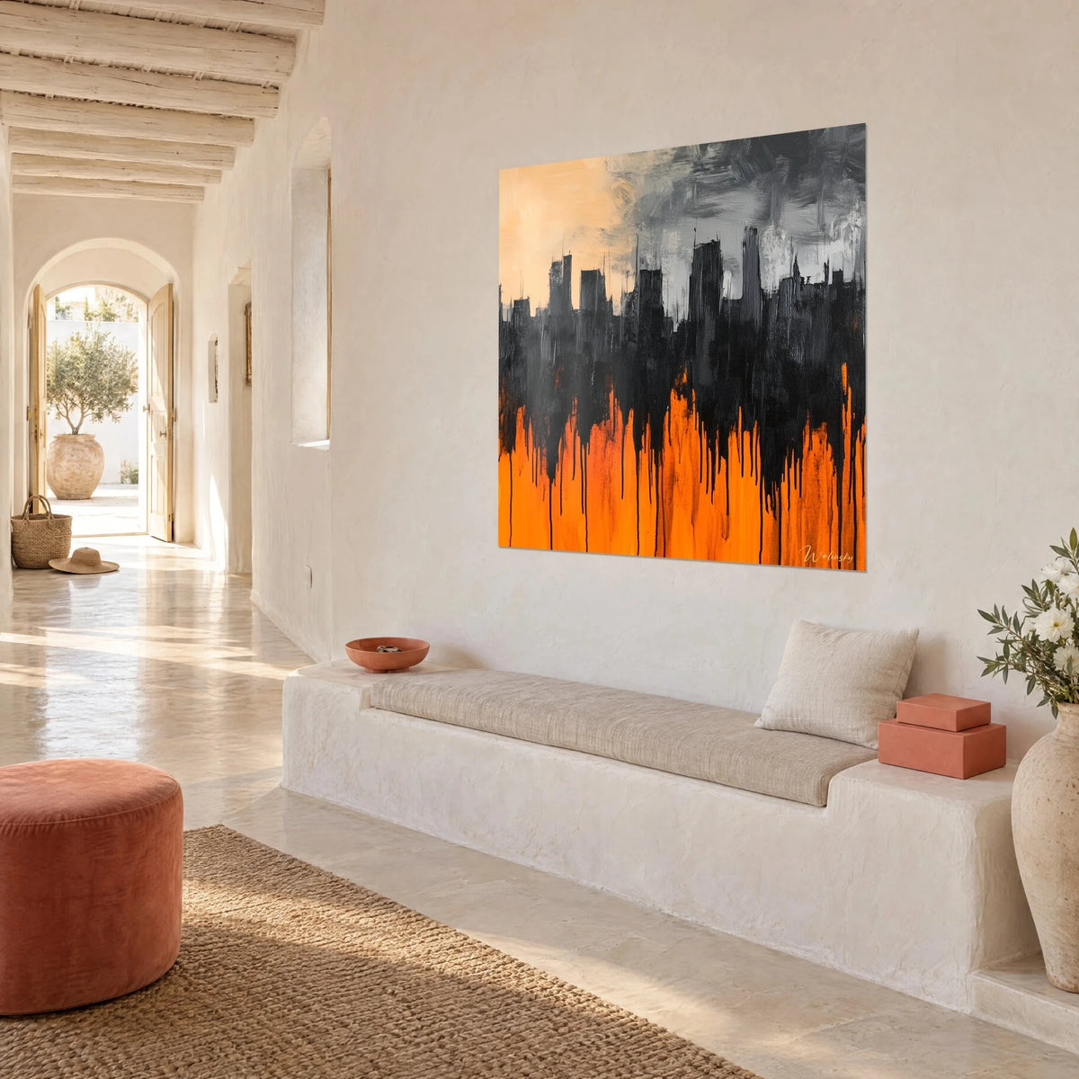 Gemälde mit Wolkenkratzern in Kohleschattierungen vor Aprikosenhimmel, leuchtend orange Tropfspuren, dreiviertel Ansicht, weiß verputzte Wand