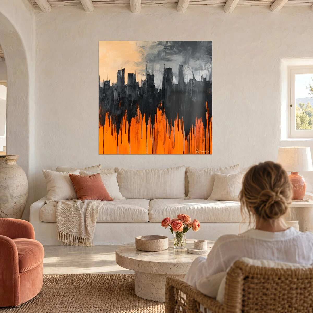 Gemälde New Yorker Skyline in Schwarz und Grau mit leuchtend orangefarbenen Laufspuren, Frau von hinten, über einem Sofa in einem hellen Wohnzimmer