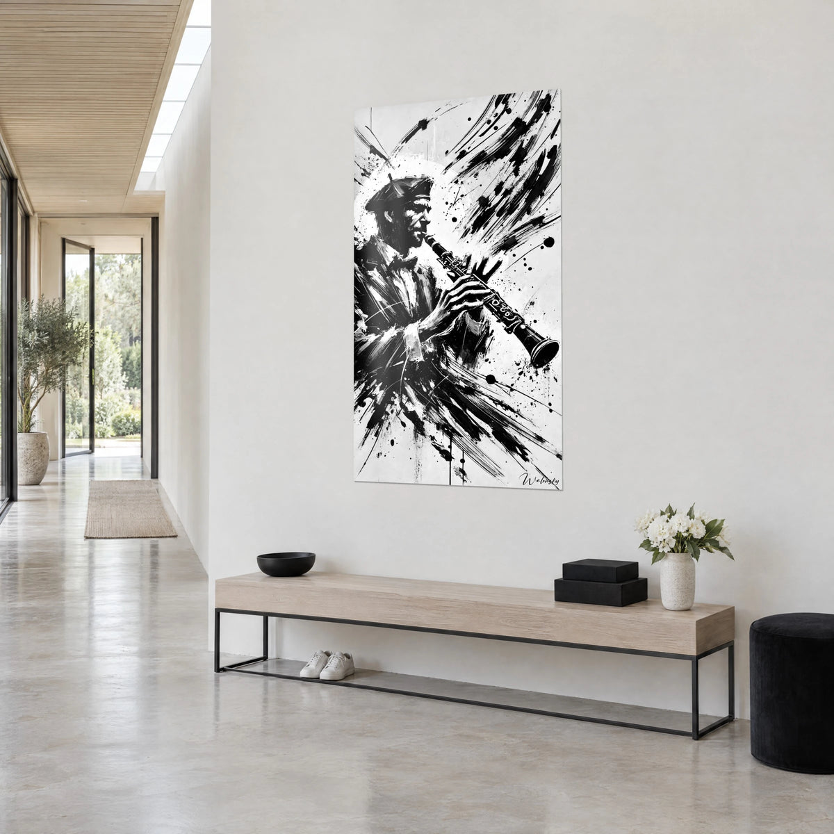 Quadro musicista che soffia nel suo clarinetto, tratti di pennello neri e bianco sporco, vista di tre quarti in un corridoio