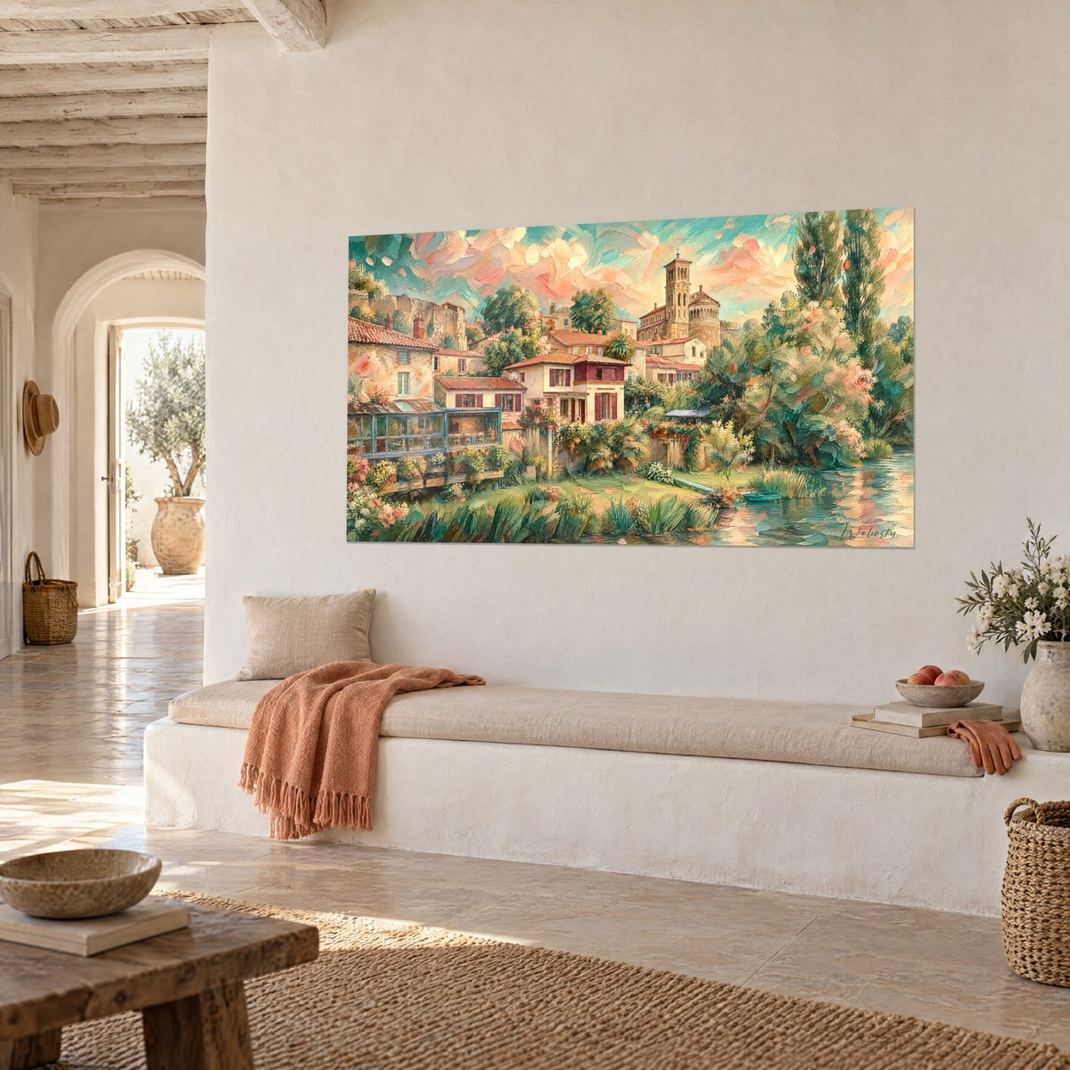 Tableau bourg au clocher roman dominant une rivière, façades crème et volets bordeaux, sur un mur blanc avec banquette