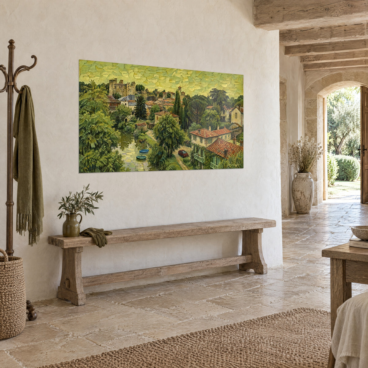 Quadro di un villaggio con tetti di tegole rosse sotto un cielo giallo a pennellate spesse, cipressi scuri, appeso sopra una panca di legno in una casa di pietra