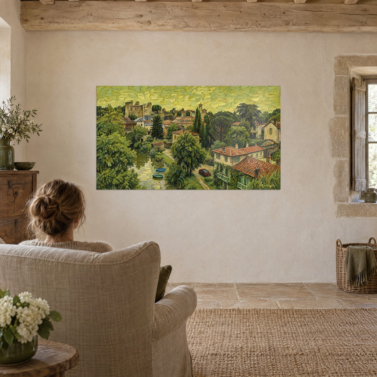 Quadro di una valle fluviale con cielo giallo acido, castello grigio ocra in alto, barche turchesi, una donna di spalle in una poltrona di lino beige