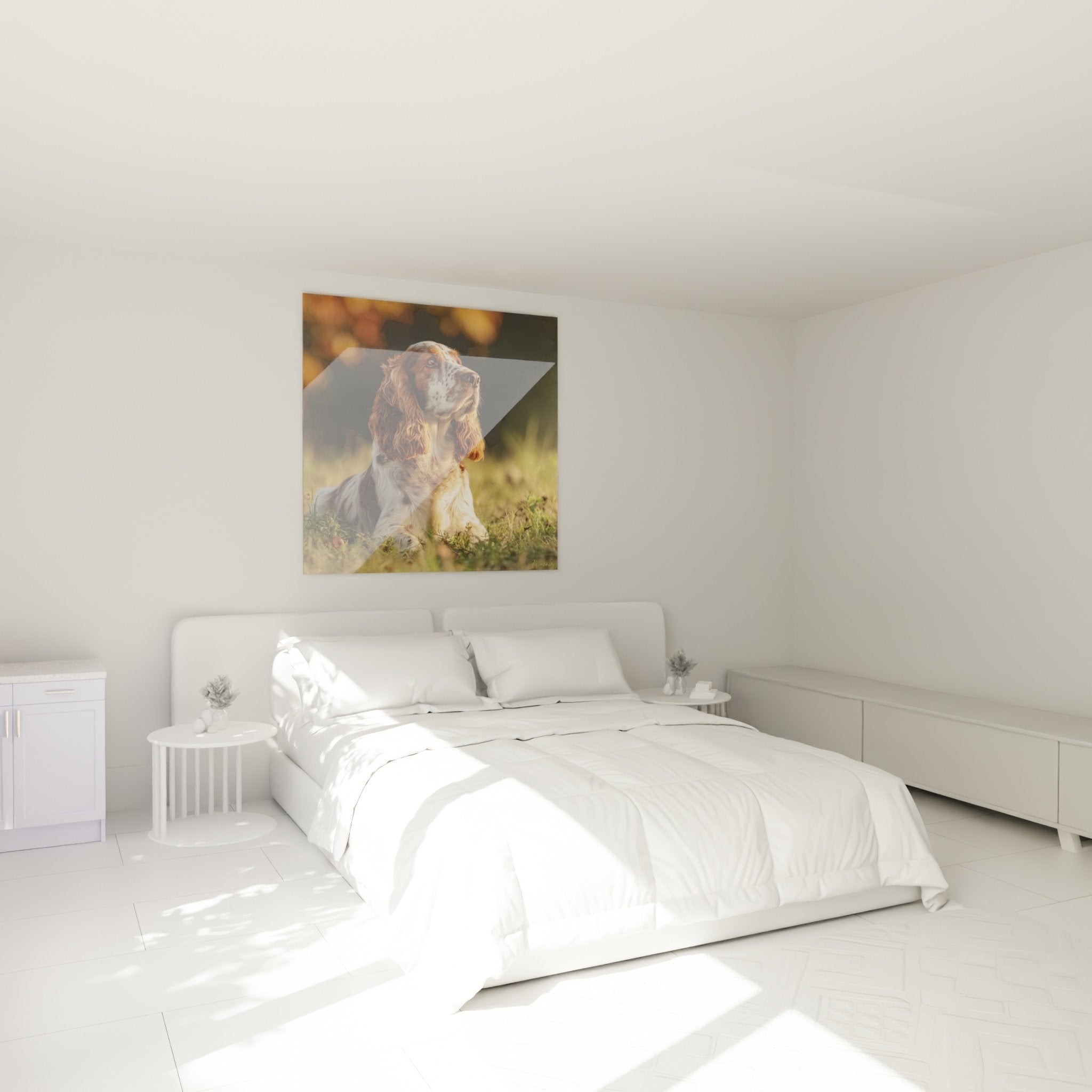 Tableau Cocker Spaniel roux contemplatif accroché au-dessus d'un lit dans chambre aux tons naturels