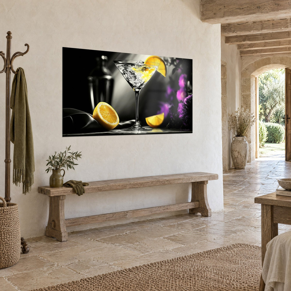 Cuadro cóctel helado decorado con una rodaja de limón, flores malva desenfocadas y coctelera gris, banco de madera, casa de piedra