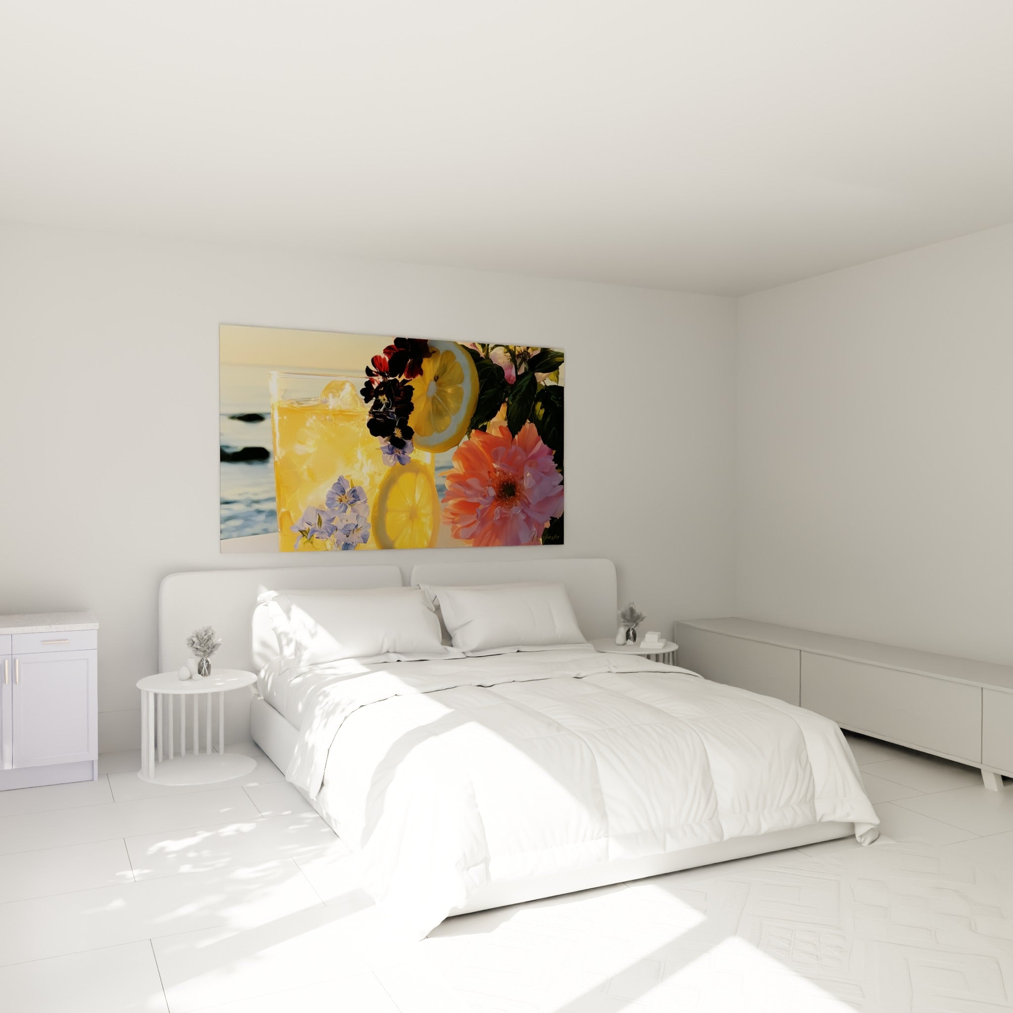 Cocktail ambré et fleurs roses peints avec finesse, au-dessus d'un lit dans une chambre claire