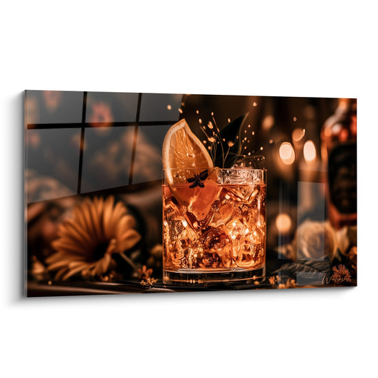 Verre à whisky ambré garni d'orange et de badiane, glaçons dorés et fond anthracite flou