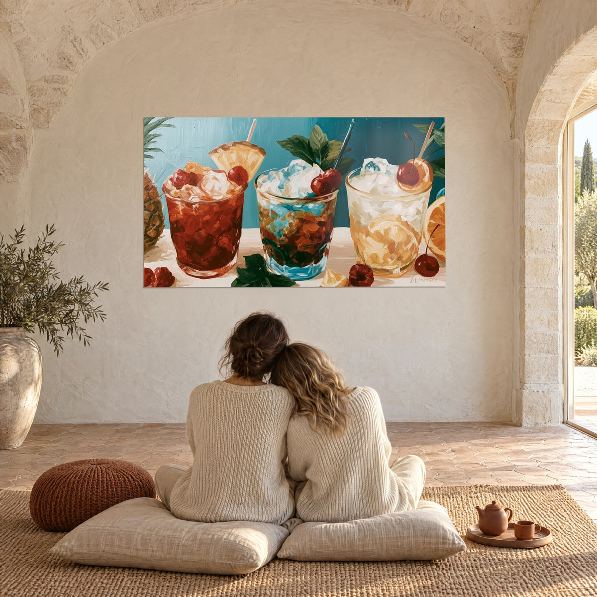Πίνακας πολύχρωμα mocktails στεφανωμένα με κεράσια και ανανά, φόντο χρώματος σαρακάτσας· ζευγάρι αγκαλιασμένο σε μαξιλάρια, θολωτό προβηγκιανό αγροτόσπιτο