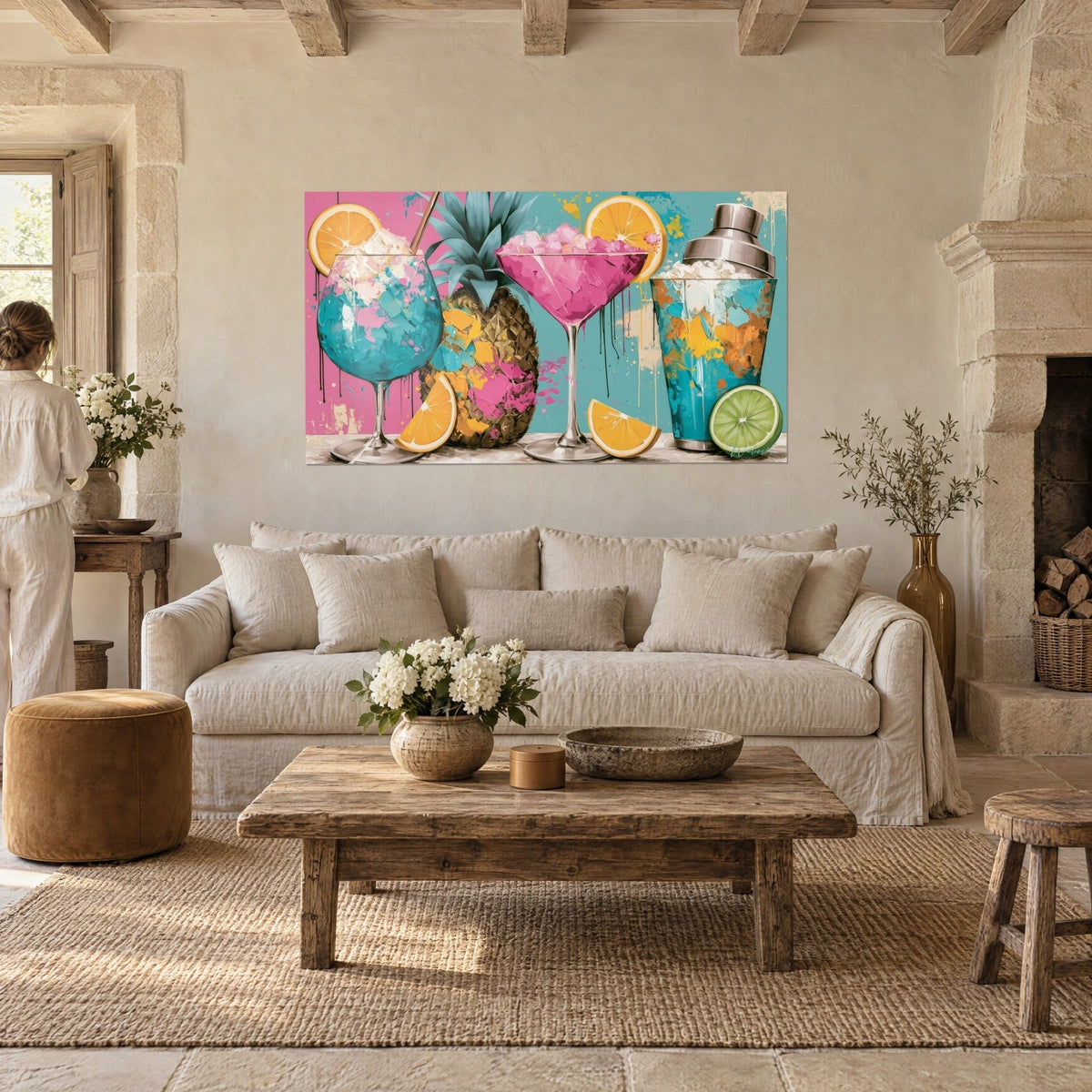 Tableau coupe rose bonbon et verre ballon turquoise, ananas aux touches jaunes, au-dessus d'un canapé dans un salon lumineux