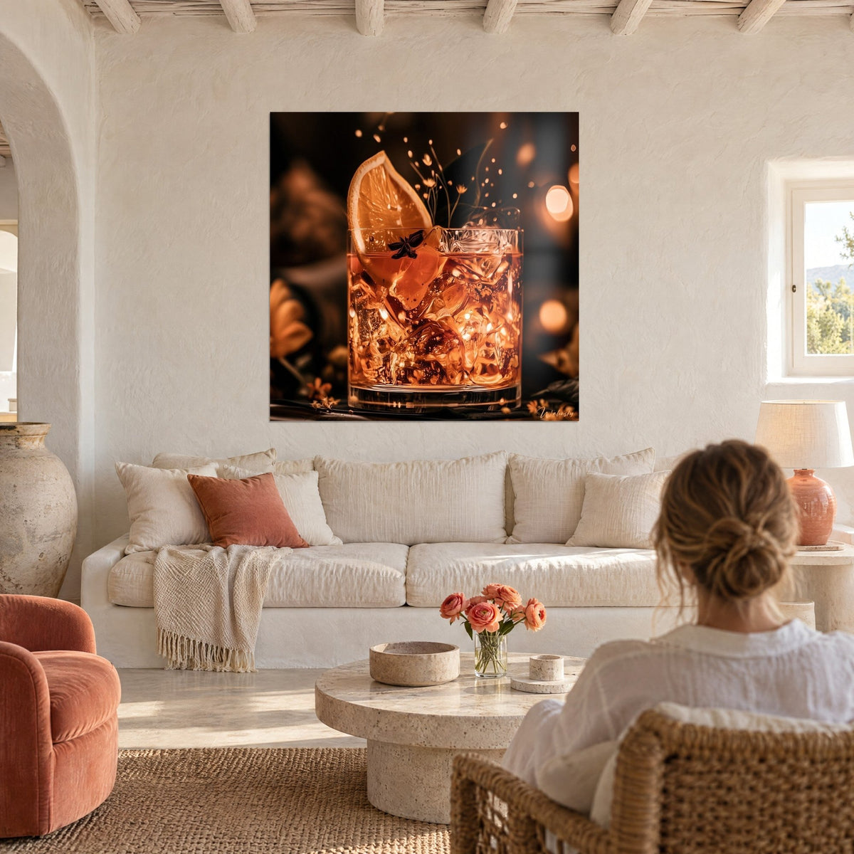 Tableau cocktail ambré à la tranche d'orange, glaçons cuivrés sur fond brun, au-dessus d'un canapé dans un salon lumineux
