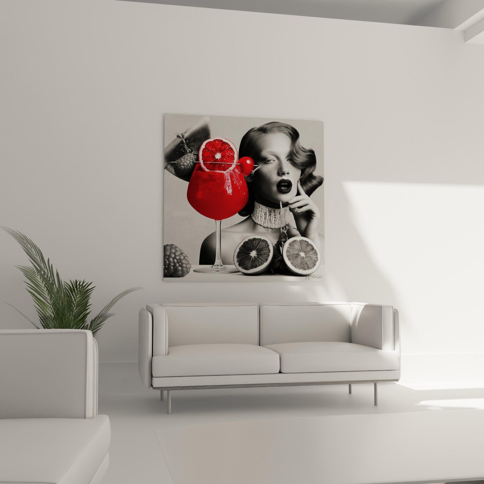 Cocktail rouge et visage noir et blanc accrochés au-dessus d'un canapé dans un salon lumineux