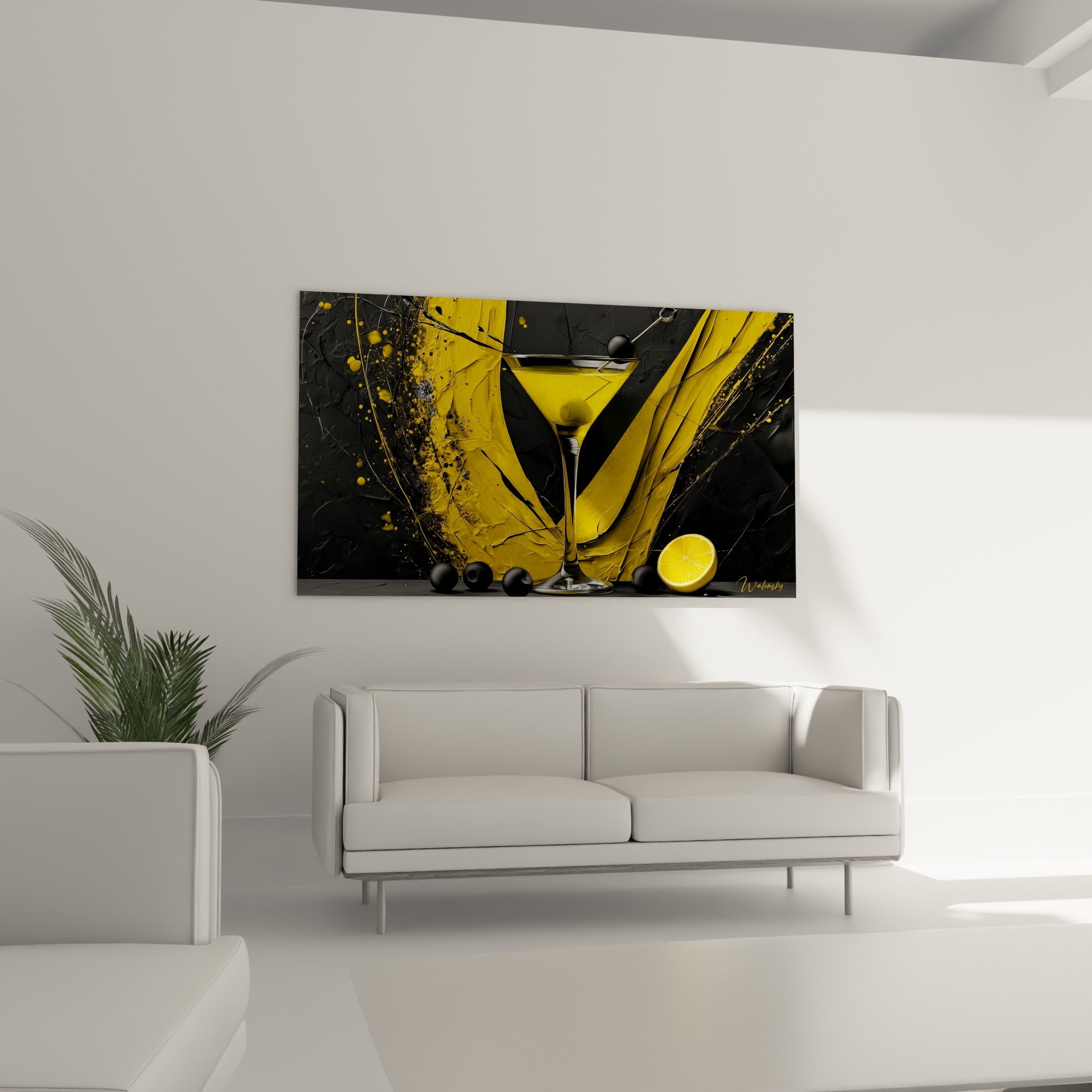 Verre à martini jaune et citron tranché, fond anthracite texturé, au-dessus d'un canapé dans un salon lumineux