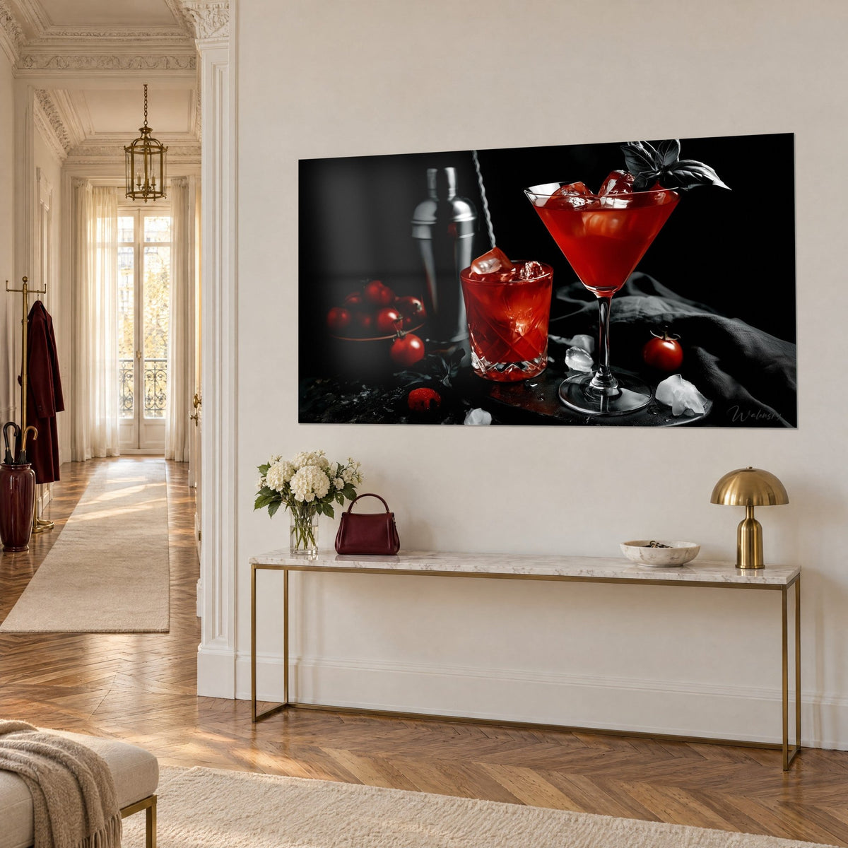 Quadro coppa da martini rosso vivo con foglia di basilico scura, pomodorini su fondo nero, parete bianca e console dorata