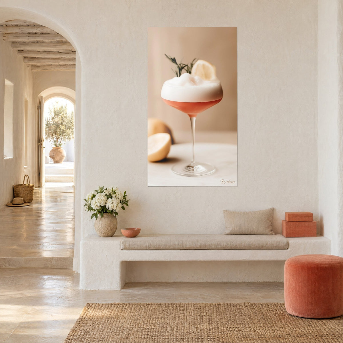 Cuadro de una copa de champán llena de líquido coral bajo una espuma marfil, limón al fondo, casa mediterránea
