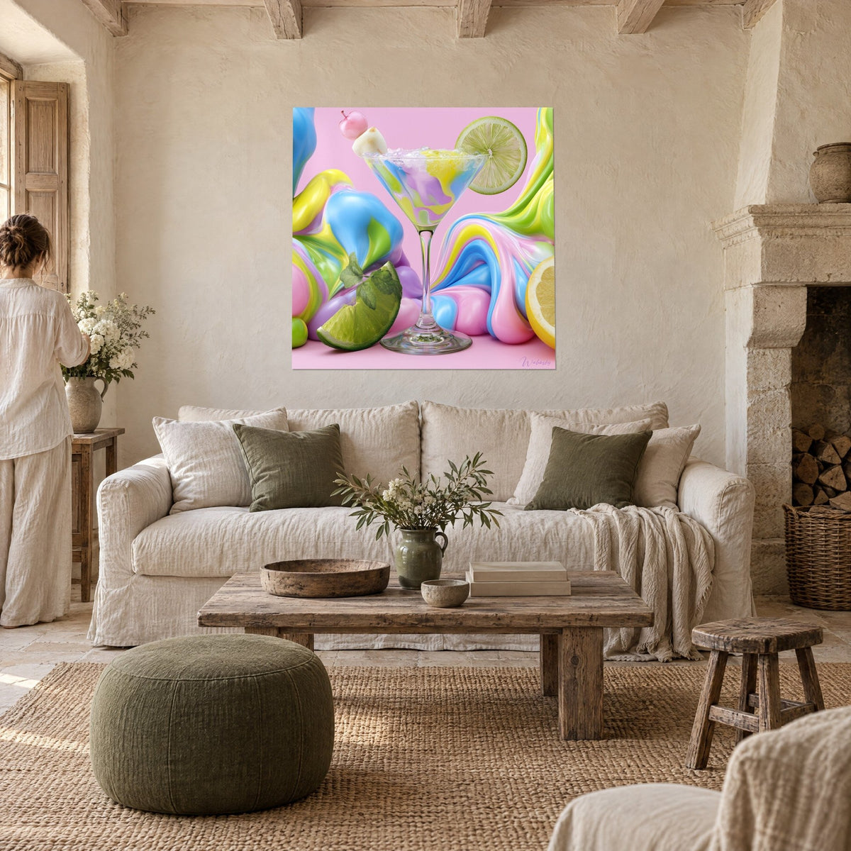 Quadro martini ghiacciato in rosa e verde pistacchio, onde fluide e rondella di lime, appeso sopra un divano in un soggiorno luminoso